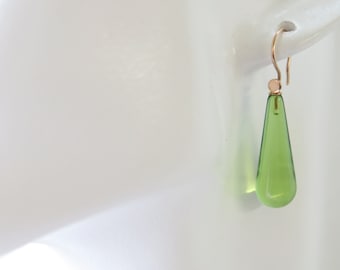 Boucles d'oreilles en ambre doré vert mai vif sur délicats crochets d'oreilles interchangeables en or rose 9k/375