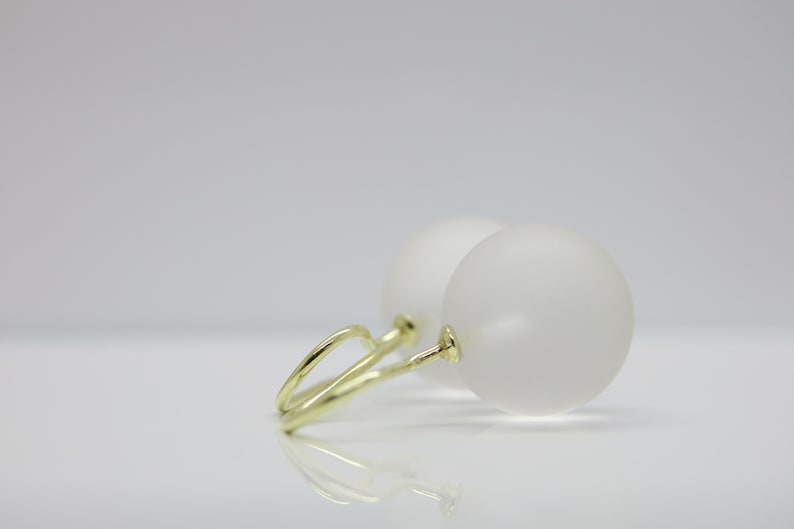 Blanco nieve, grande, blanco mate, pendientes de bola de cristal de roca noble, plata 925, oro de 18 kilates de alta calidad imagen 3