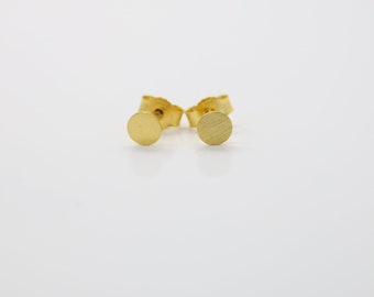 Delicados pendientes de perno oro 8k punto, placa 5 mm minimalista