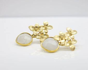 Romance Flower... Studearrings with noble chalcedony