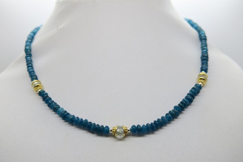 Glamour...collier fin apatite bleu foncé plaqué or 925. image 1