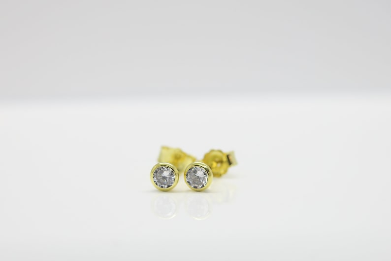 Gold Ohrstecker 8k zarte Zirkonia Ohrstecker 333er Gold minimalistisch diamant Bild 1