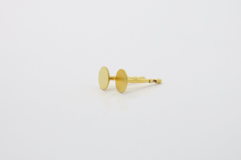 Zarter Ohrstecker Gold 8k Punkt, Plättchen 5mm minimalistisch Bild 3