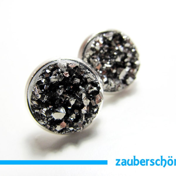 Studearrings in silver with grey black crystal