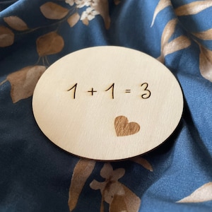 1+1=3 Kleines Wunder Runde Meilensteine aus Holz, Babyparty, Geschenkidee zur Geburt, Holzscheibe Schwangerschaftsverkündung