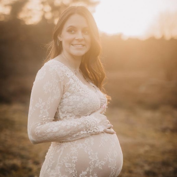 Robe de grossesse shooting photo enceinte baby bump blanc