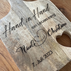 Hand in Hand ein Leben lang - Personalisierte Hochzeitsgeschenke - Holzbrett