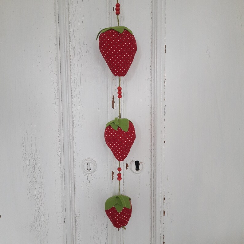 niedliche Erdbeeren aus Stoff zum Hängen Deko Erdbeeren xxl Bild 3