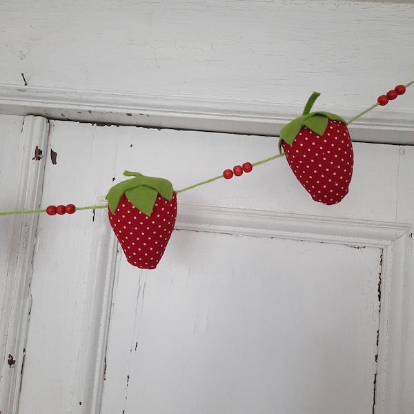 niedliche  Erdbeeren aus Stoff zum Hängen - Deko Erdbeeren -