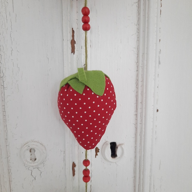 niedliche Erdbeeren aus Stoff zum Hängen Deko Erdbeeren xxl Bild 4