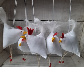 5 witzige Hühner aus Stoff - Deko zum hängen - weiß mit Federn