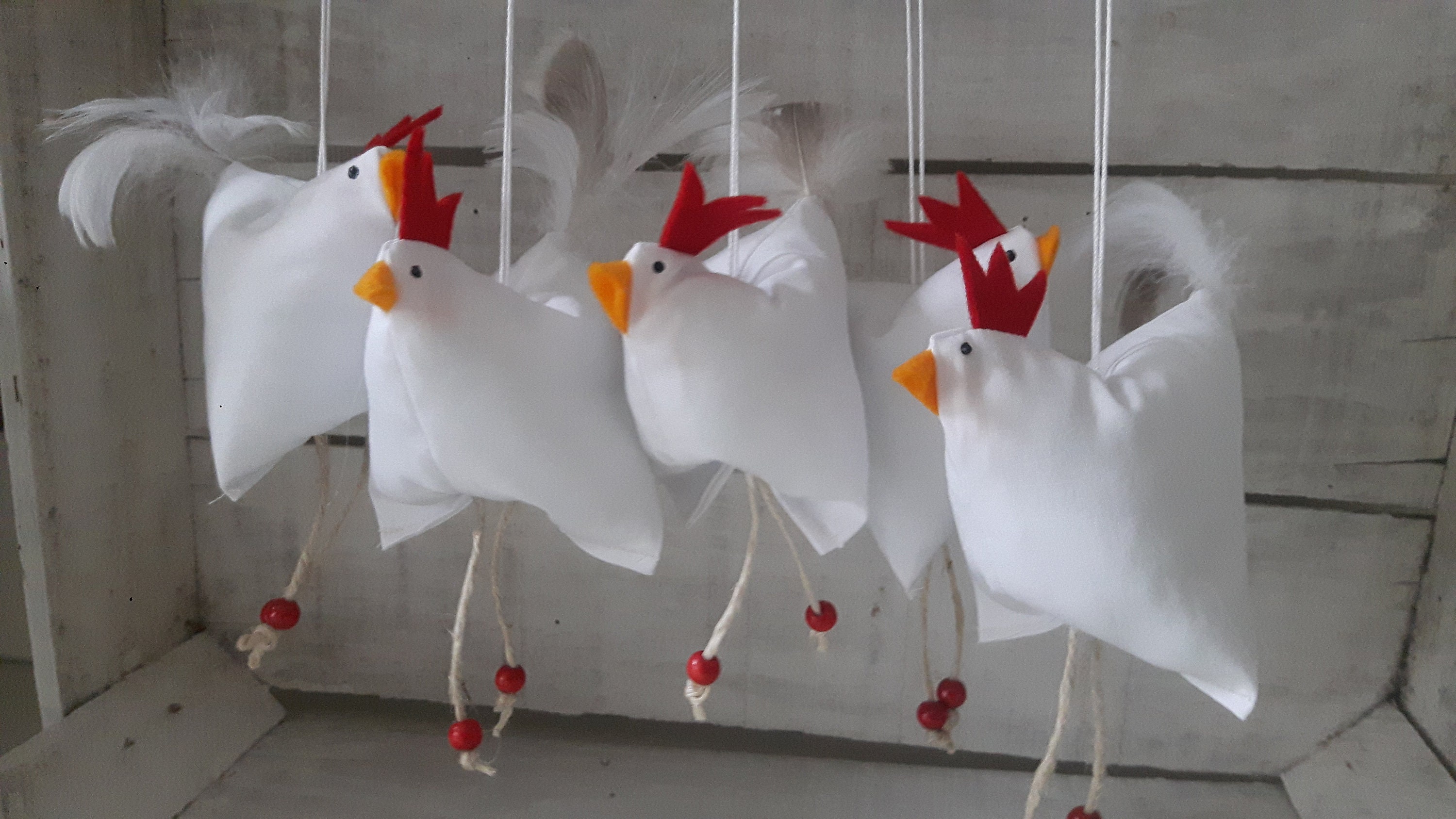 5 witzige Hühner aus Stoff Deko zum hängen weiß mit Federn | Etsy