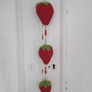 niedliche Erdbeeren aus Stoff zum Hängen Deko Erdbeeren xxl Bild 2