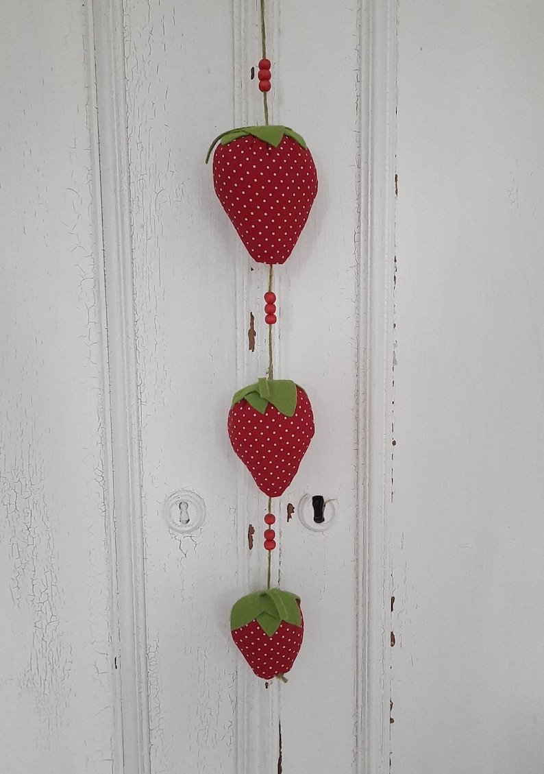 niedliche Erdbeeren aus Stoff zum Hängen Deko Erdbeeren xxl Bild 2