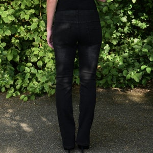 different lengths Comfy black maternity jeans image 3