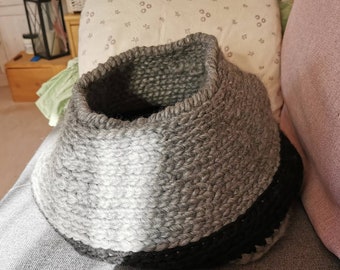 Cat bed/dog bed made of soft wool crocheted