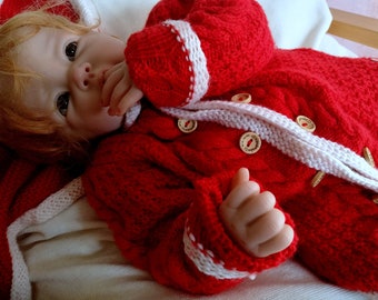 Babyjacke in leuchtendem Rot mit Dreiecktuch