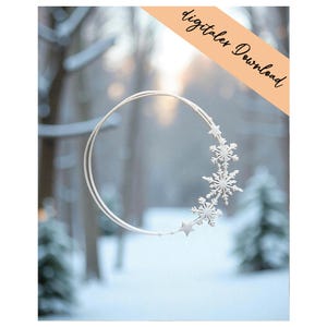 Puede incluir: Una corona circular de alambre blanco adornada con un grupo de adornos de copos de nieve y estrellas blancas en un lado. El diseño presenta una estructura de doble anillo fino con detalles intrincados. El texto dice digitaler Download.
