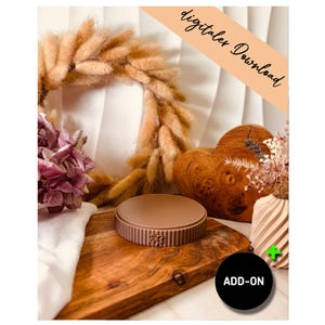 Puede incluir: Un jabonera redonda marrón con un diseño floral se encuentra sobre una tabla de cortar de madera. Una corona de flores secas y una decoración de madera en forma de corazón están en el fondo. El texto "digitales Download" y "ADD-ON" está incluido.