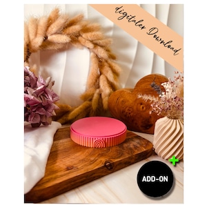 Puede incluir: Un objeto redondo rosa con un diseño de arcoíris se encuentra sobre una tabla de cortar de madera. La imagen incluye una corona de flores secas, un corazón de madera, un jarrón y el texto "digitales Download" y "ADD-ON".