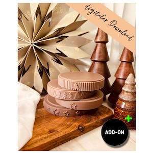 Könnte beinhalten: Ein Stapel aus drei braunen, kreisförmigen Dekorationselementen mit geprägten Designs von Bäumen und Sternen. Die Teile liegen auf einem Holzbrett, im Hintergrund ein Papierstern und Holz-Weihnachtsbäume. Text: "digitaler Download" und "ADD-ON".