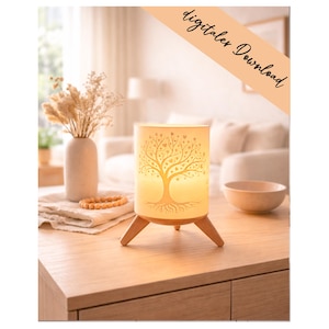 Könnte beinhalten: Eine zylindrische Lampe mit einem Baumdesign, die auf drei Holzbeinen steht. Die Lampe strahlt ein warmes Licht aus, das das Baummuster beleuchtet. Der Text "digitalex Download" ist sichtbar. Die Lampe steht auf einer Holzoberfläche.