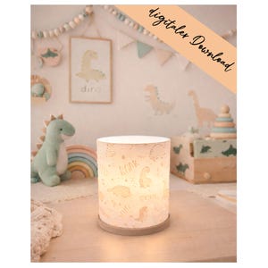 Può includere: Una tazza di ceramica bianca con manico nero e la scritta "But First, Coffee" in grassetto nero. La tazza è posta su uno sfondo sfocato. La tazza misura circa 10 cm di altezza.