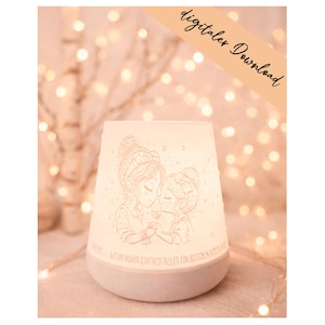 Könnte beinhalten: Eine weiße, beleuchtete dekorative Lampe mit sanftem Glanz. Die Lampe hat ein geätztes Design von zwei sich umarmenden Figuren, mit dem Text "digitaler Download" und deutschem Text am Sockel. Die Lampe hat einen abgerundeten Sockel und eine zylindrische Oberseite.