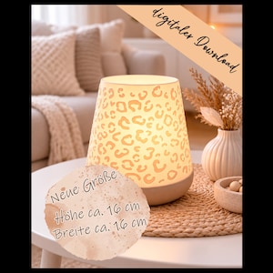 Könnte beinhalten: Eine konische Lampe mit cremefarbenem Sockel und einem durchscheinenden Schirm mit wiederkehrendem Leopardenmuster. Die Lampe strahlt ein warmes Licht aus. Der Text auf dem Bild lautet digitaler Download, Neue Größe, Höhe ca. 16 cm, Breite ca. 16 cm.