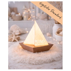 Può includere: Lampada decorativa a forma di barca a vela, con una vela luminosa e una base marrone. La parola "MEERWEH" è visibile sulla vela. La lampada è posizionata su un tappeto bianco e soffice, con uno sfondo di decorazioni dai toni neutri.