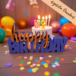 Puede incluir: Un letrero tridimensional con las palabras happy BIRTHDAY en letras de bloque naranjas y moradas. El letrero está colocado frente a un pastel blanco con velas encendidas y globos coloridos, con confeti esparcido sobre la superficie.