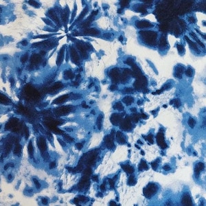 Può includere: Tessuto tie-dye blu e bianco con un motivo a spirale.