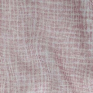 Könnte beinhalten: Nahaufnahme eines rosa-weißen karierten Stoffes mit einem dezenten, strukturierten Muster. Der Stoff ist zerknittert und hat ein weiches, fließendes Gefühl.