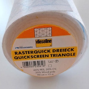 Op de afbeelding: Een rol witte stof met een oranje label waarop "Rasterquick Dreieck Quickscreen Triangle" staat, met de tekst "40 P" en "60% PES, 20% CV, 20% houtpulp 90 cm x 15 m".
