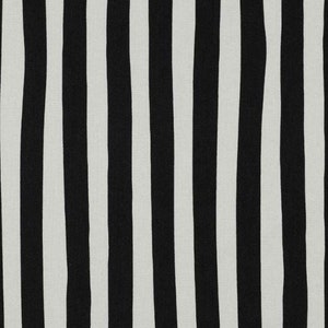 Könnte beinhalten: Schwarz-weiß gestreiftes Gewebe mit vertikalen Streifen. Die Streifen sind unterschiedlich breit und haben eine leicht strukturierte Oberfläche.