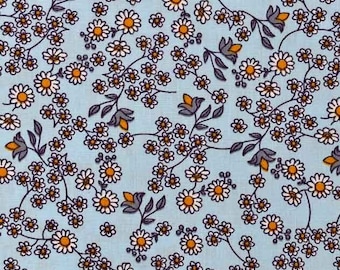 Tissu en coton Vrilles de fleurs, ocre jaune blanc bleu clair