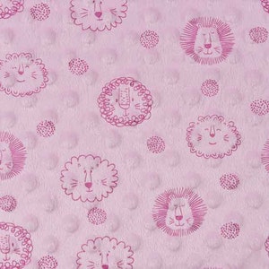 Könnte beinhalten: Rosa Stoff mit einem sich wiederholenden Muster aus rosa Löwen und Kreisen. Der Stoff hat eine strukturierte, gesteppte Optik.