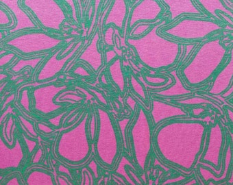 Tela de jersey de viscosa con zarcillos de flores abstractas, verde rosa