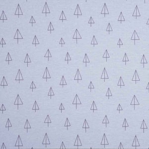 Op de afbeelding: Een lichtblauwe stof met een herhalend patroon van kleine, zwarte omtrek, driehoekige kerstboompjes.
