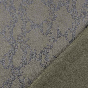 Könnte beinhalten: Nahaufnahme von zwei Stoffproben. Die obere Probe ist ein dunkelgrüner Stoff mit einem dezenten Prägemuster in Schlangenlederoptik. Die untere Probe ist ein einfarbiger dunkelgrüner Stoff.