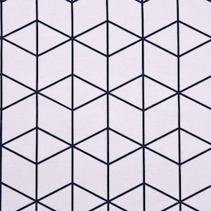 Może przedstawiać: Biały materiał z czarnym geometrycznym wzorem powtarzających się sześcianów. Wzór składa się z cienkich czarnych linii tworzących siatkę kwadratów i trójkątów.