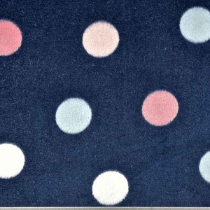 Può includere: Tessuto blu navy con un motivo a pois bianchi, azzurri e rosa.