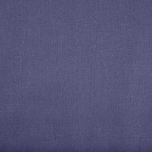 Może przedstawiać: Zbliżenie gładkiej, teksturowanej tkaniny w stonowanym, zakurzonym fioletowym odcieniu. Tkanina ma subtelny wzór tkany, sugerujący len lub podobny materiał. Kolor jest jednolity na całym obrazie.