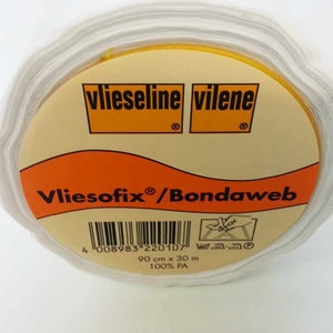 Könnte beinhalten: Eine Rolle weißen Stoffes mit dem Text "vlieseline vilene Vliesofix®/Bondaweb" auf einem gelb-orangen Etikett. Die Rolle ist 90 cm x 30 m groß und besteht aus 100 % PA.