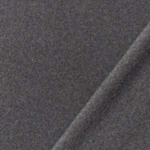 Könnte beinhalten: Nahaufnahme eines dunkelgrauen Stoffes mit weicher, strukturierter Oberfläche. Der Stoff ist in der Mitte gefaltet, wodurch eine diagonale Linie über das Bild verläuft.
