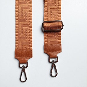 Taschengurt grafisches Muster 3D -cognac-cognac braunes Leder- silber Schnalle