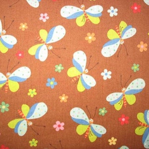 Könnte beinhalten: Brauner Stoff mit einem sich wiederholenden Muster aus bunten Schmetterlingen und Blumen. Die Schmetterlinge haben blaue, grüne und weiße Flügel mit schwarzen Punkten. Die Blumen sind rosa, gelb und orange.