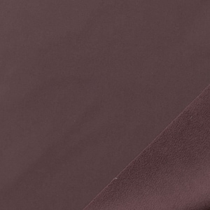 Könnte beinhalten: Nahaufnahme von zwei Stoffstücken, eines glatt und eines strukturiert, beide in einem tiefen Burgunderrot.