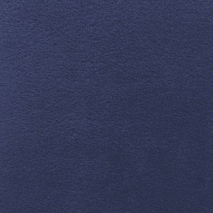 Könnte beinhalten: Nahaufnahme eines marineblauen Stoffes mit strukturierter Oberfläche. Das Material hat ein leicht raues Aussehen mit subtilen Farb- und Tonvariationen. Der Stoff scheint einfarbig zu sein.