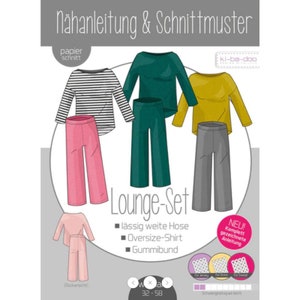 Könnte beinhalten: Ein Schnittmuster für ein Lounge-Set mit Abbildungen verschiedener Outfits. Das Set beinhaltet ein Oversize-Shirt und eine weite Hose in Rosa, Grün, Grau und gestreiftem Schwarz-Weiß. Das Muster trägt die Aufschrift "Lounge-Set" und "Nähanleitung & Schnittmuster".